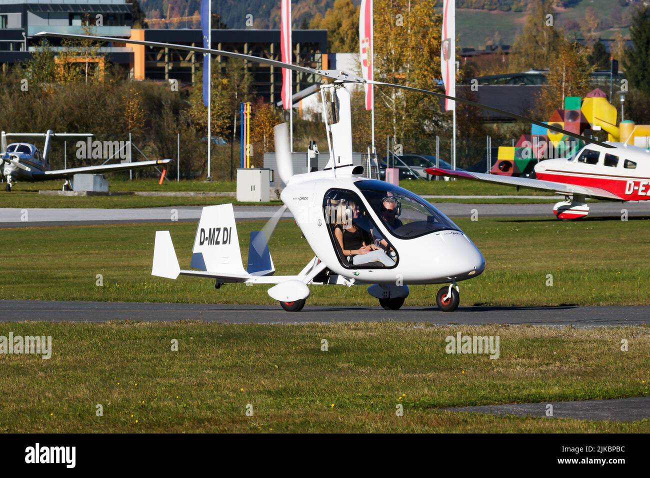 Zell am See, Autriche - 15 octobre 2017 : avion commercial à l'aéroport et à l'aérodrome. Petit avion de sport. Industrie de l'aviation générale. Transport VIP. Banque D'Images