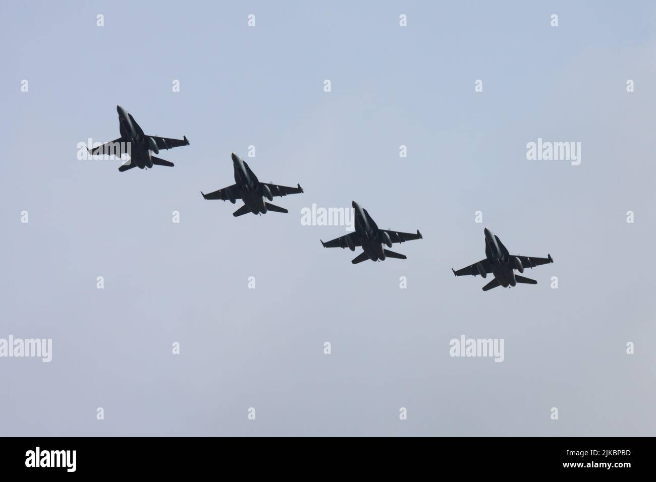 Leeuwarden / pays-Bas - 13 avril 2015: Armée de l'air espagnole McDonnell Douglas EF-18A avions de chasse Hornet arrivée et atterrissage à la base aérienne de Leeuwarden f Banque D'Images