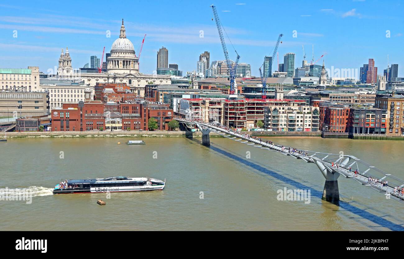 Uber Boat s'approche du pont du millénaire, au-dessus de la Tamise, en regardant la cathédrale St Pauls et les grues de construction, Londres Banque D'Images
