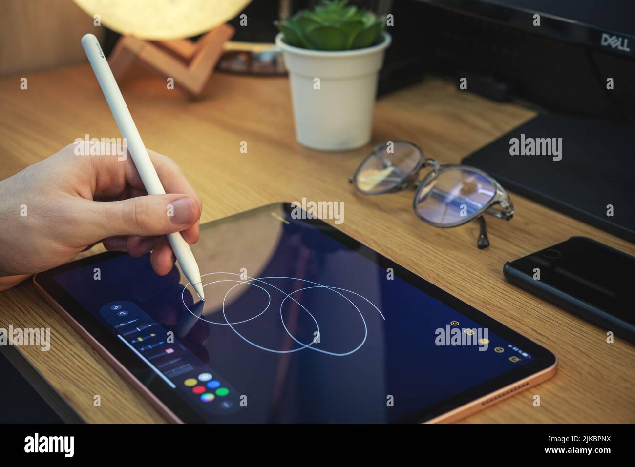 KIEV, UKRAINE - 21 DÉCEMBRE 2021:Man with Apple Pencil using iPad Pro for drawing. IPad Pro a été créé et développé par Apple inc Banque D'Images