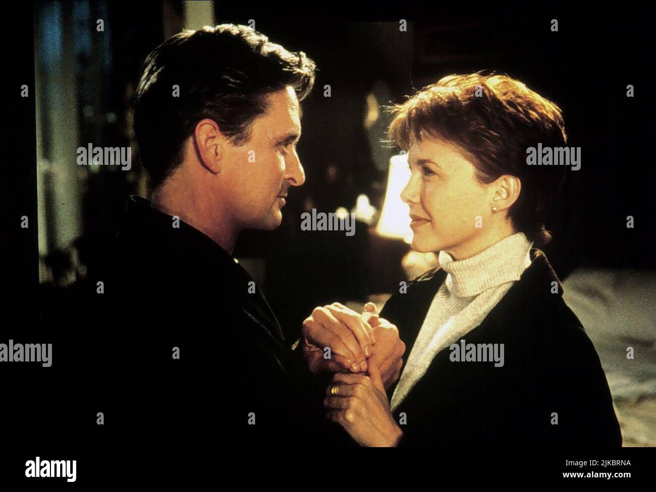 Michael Douglas, Annette Bening film le Président américain (1995) personnages : Président Andrew Shepherd,Sydney Ellen Wade réalisateur : Rob Reiner 08 novembre 1995 **AVERTISSEMENT** cette photographie est à usage éditorial seulement et est la propriété de COLUMBIA et/ou du photographe assigné par The film or production Company et ne peut être reproduite que par des publications dans le cadre de la promotion du film ci-dessus. Un crédit obligatoire à COLUMBIA est requis. Le photographe doit également être crédité lorsqu'il est connu. Aucune utilisation commerciale ne peut être accordée sans autorisation écrite de The film Company. Banque D'Images