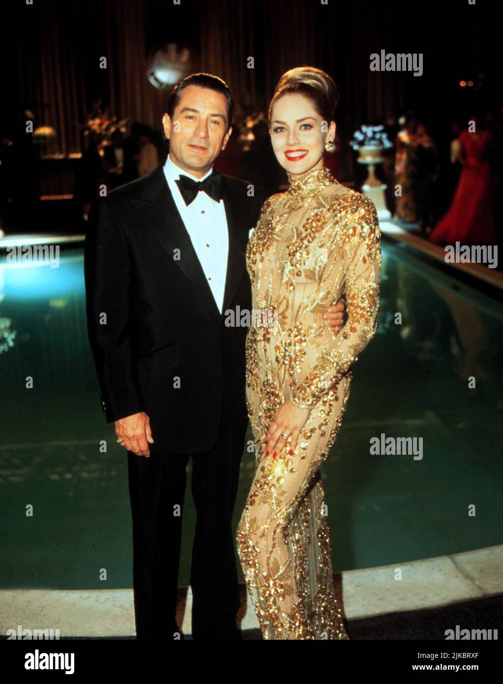 Robert de Niro & Sharon Stone film: Casino (USA/FR 1995) personnages: Sam 'Ace' Rothstein, Ginger McKenna Directeur: Martin Scorsese 14 novembre 1995 **AVERTISSEMENT** cette photographie est destinée à un usage éditorial exclusif et est protégée par les droits d'auteur des IMAGES UNIVERSELLES et/ou du photographe attribué par la Société de film ou de production et ne peut être reproduite que par des publications dans le cadre de la promotion du film ci-dessus. Un crédit obligatoire pour LES PHOTOS UNIVERSELLES est requis. Le photographe doit également être crédité lorsqu'il est connu. Aucune utilisation commerciale ne peut être accordée sans l'autorisation écrite de la Société du film. Banque D'Images