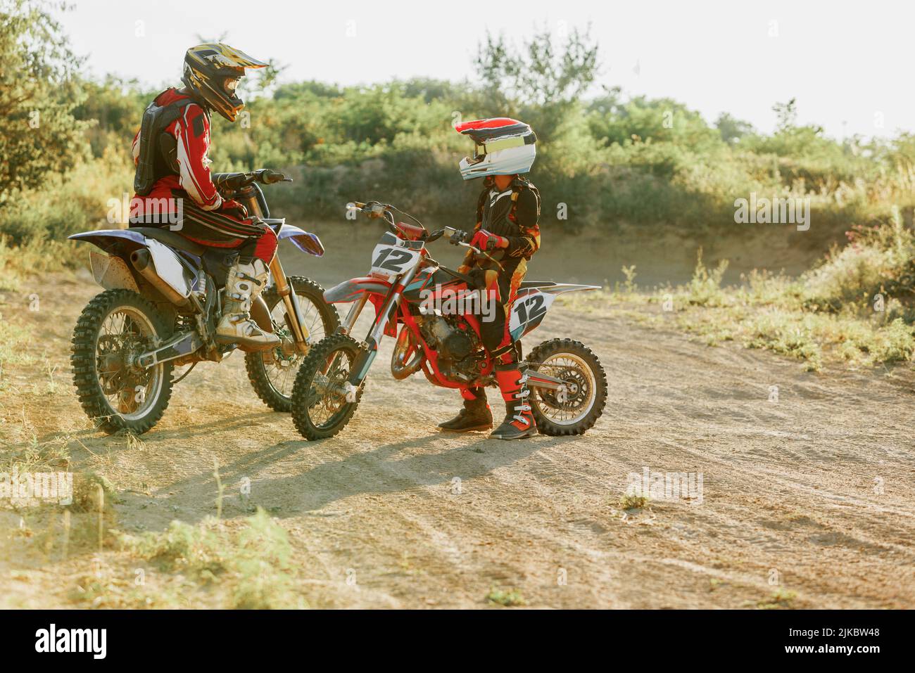 Prise de vue en direct d'un sportif junior, entraînement d'un motocycliste à moto par une chaude journée d'été, en plein air. Pilote de motocross en action. Sport de motocross, défis Banque D'Images