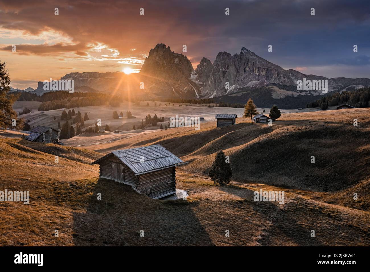 Alpe di Siusi, Italie - magnifique lever de soleil d'automne avec chalets en bois à Seiser Alm, un plateau des Dolomites dans la province du Tyrol du Sud dans le massif des Dolomites Banque D'Images
