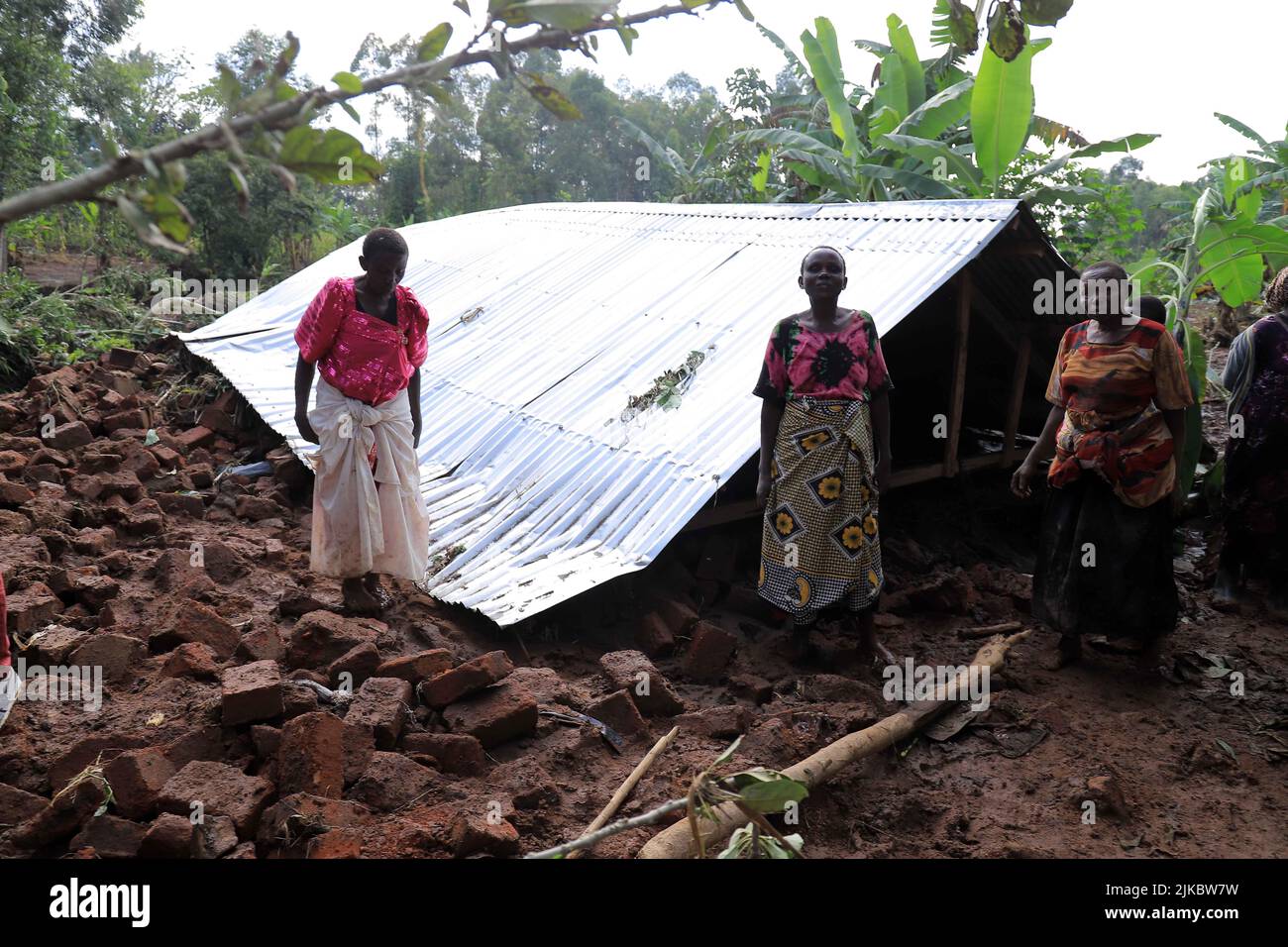 (220801) -- MBALE, 1 août 2022 (Xinhua) -- les résidents se tiennent devant leurs maisons détruites à la suite d'inondations dans le district de Mbale, dans l'est de l'Ouganda, au 31 juillet 2022. Le nombre de morts dans les inondations du week-end déclenchées par de fortes pluies dans l'est de l'Ouganda est passé à 21, a déclaré lundi la Société ougandaise de la Croix-Rouge (URCS). (Photo de Nicholas Kajoba/Xinhua) Banque D'Images