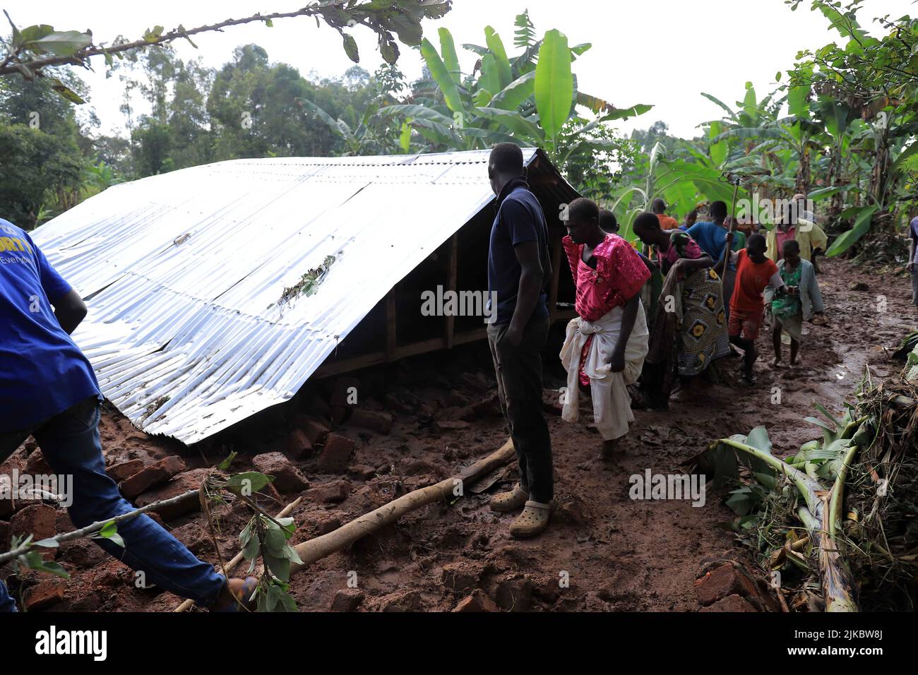 (220801) -- MBALE, 1 août 2022 (Xinhua) -- les résidents vérifient leurs maisons endommagées à la suite d'inondations dans le district de Mbale, dans l'est de l'Ouganda, au 31 juillet 2022. Le nombre de morts dans les inondations du week-end déclenchées par de fortes pluies dans l'est de l'Ouganda est passé à 21, a déclaré lundi la Société ougandaise de la Croix-Rouge (URCS). (Photo de Nicholas Kajoba/Xinhua) Banque D'Images