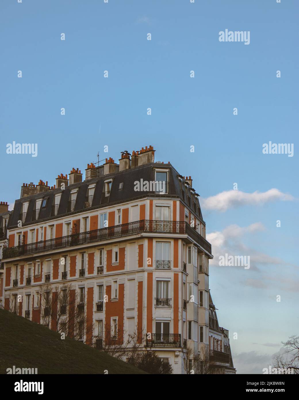 Une photo verticale de la maison en chute dans le quartier de Montmartre à Paris Banque D'Images