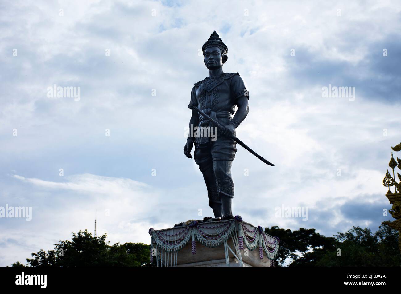 Ancienne statue du roi Mangrai du Royaume de Lanna ou antique monument du roi Mengrai de Ngoenyang pour les voyageurs thaïlandais visite et respect prière Banque D'Images