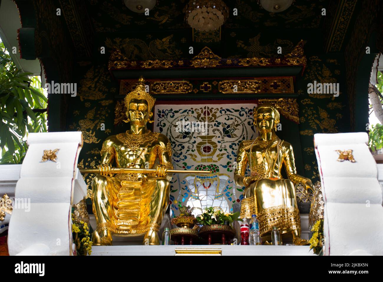 Ancienne statue du roi Mangrai du Royaume de Lanna ou antique monument du roi Mengrai de Ngoenyang pour les voyageurs thaïlandais visite et respect prière Banque D'Images