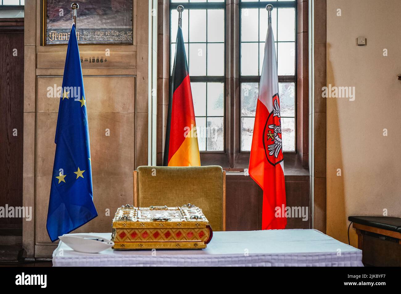 Francfort, Allemagne. 01st août 2022. Livre d'or de la ville de Francfort avant la réception de l'équipe nationale de football des femmes allemandes après l'UEFA Womens Euro en Angleterre au Kaisersaal au Roemer à Francfort-sur-le-main, en Allemagne. (Foto: Norina Toenges/Sports Press photo/C - DÉLAI D'UNE HEURE - ACTIVER FTP SEULEMENT SI LES IMAGES DE MOINS D'UNE HEURE - Alay) crédit: SPP Sport Press photo. /Alamy Live News Banque D'Images