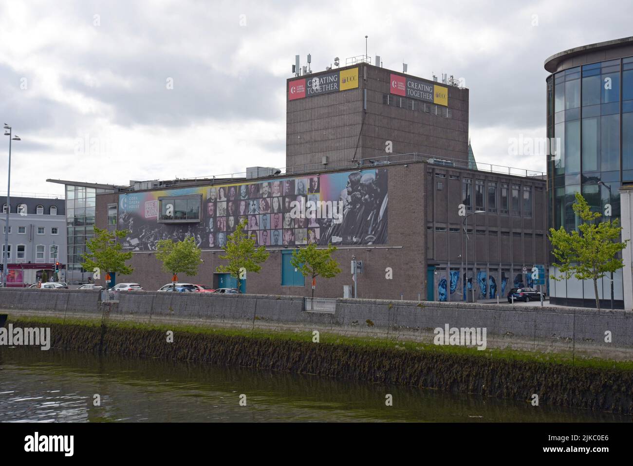 Opéra de Cork, vue de l'autre côté de la rivière Lee, ville de Cork, Irlande, juillet 2022 Banque D'Images