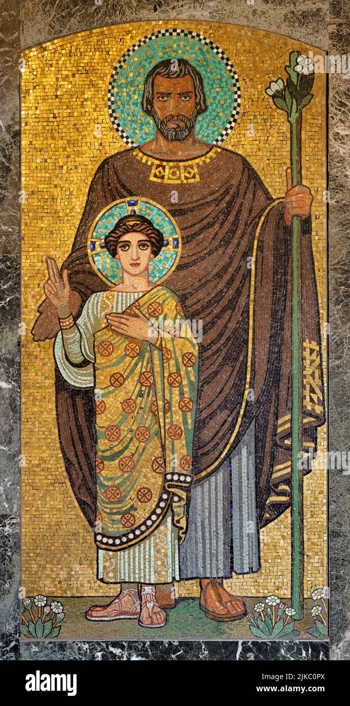 ZURICH, SUISSE - 1 JUILLET 2022 : le Saint-Joseph dans l'église Pfarrkirche Liebfrauen de Fritz Kunz (1906). Banque D'Images