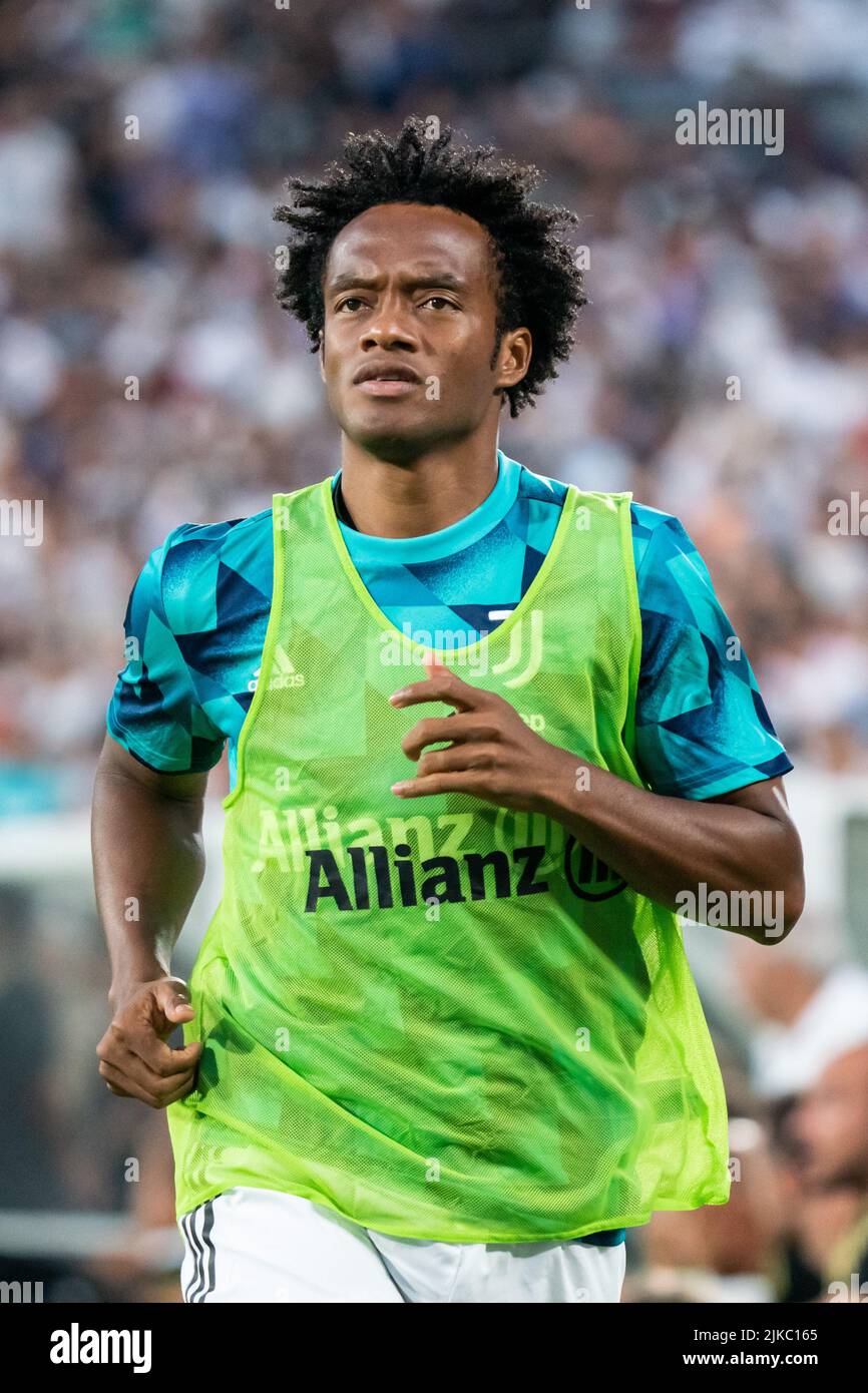 Juan Cuadrado, milieu de terrain de Juventus (11), se réchauffe lors d'un match de la tournée des champions de football contre le Juventus, samedi, 30 juillet 2022, au Rose Bowl, Banque D'Images