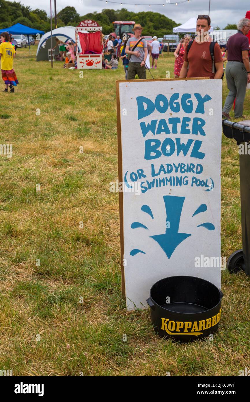 Panneau indiquant la piscine et la cuvette d'eau pour chiens ou les coccinelles à Chettle Village Fete, Chettle, Dorset, Royaume-Uni, en juillet Banque D'Images