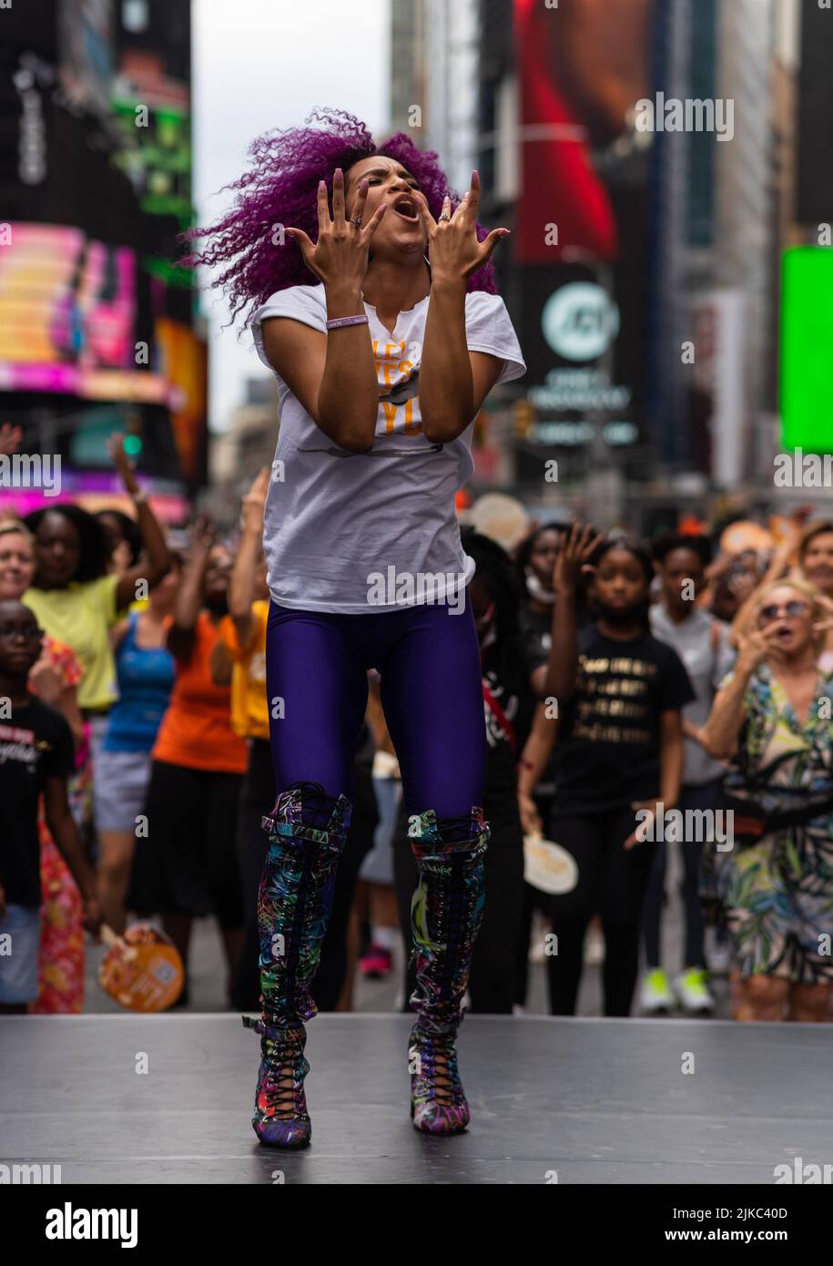 26 juillet 2022, New York, New York, États-Unis: L'instructeur de danseuse Katherine Jimenez enseigne la danse de style mambo NY à Times Square dans le cadre des cours de danse libre de New York Ailey Moves. (Image de crédit : © Steve Sanchez/Pacific Press via ZUMA Press Wire) Banque D'Images