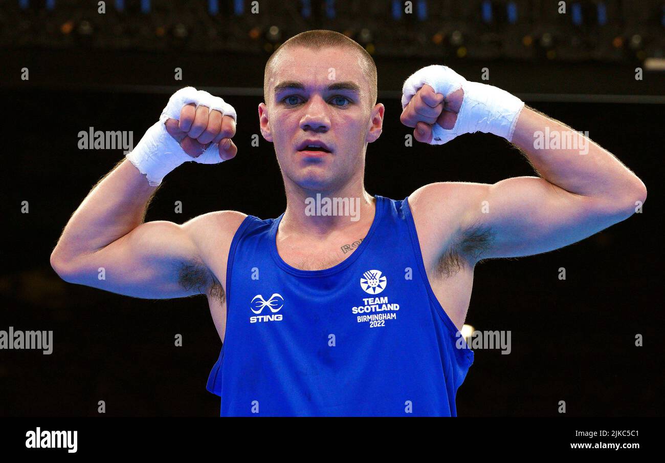 Lennon Mulligan (bleu) d'Écosse et Eri Temakau (rouge) de Kiribati à la mouche masculine (48-51kg) le NEC le quatrième jour des Jeux du Commonwealth de 2022 à Birmingham. Date de la photo: Lundi 1 août 2022. Banque D'Images