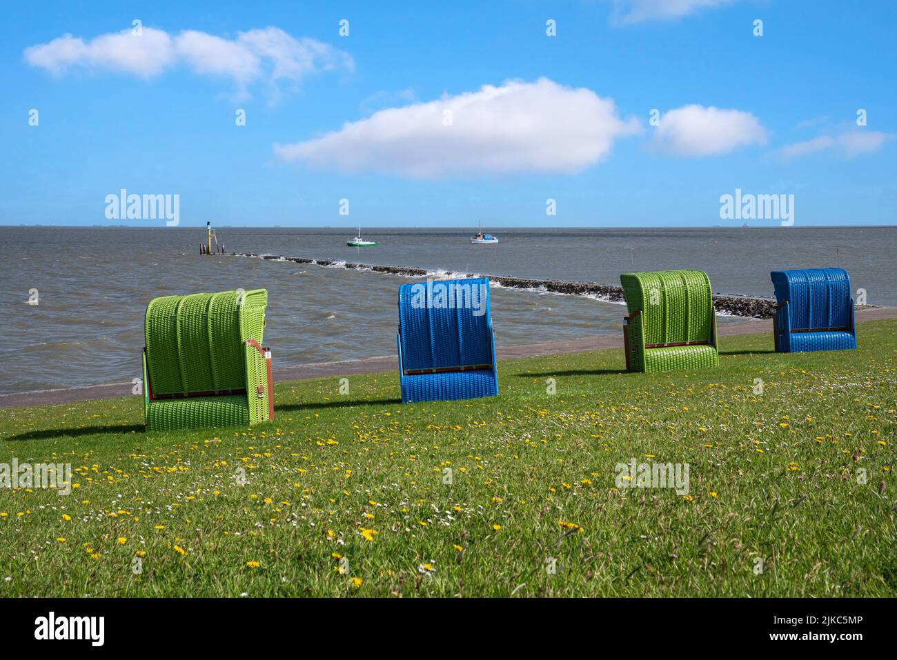 Image panoramique du paysage le long des digues de Pellworm avec des chaises de plage, Frise du Nord, Allemagne Banque D'Images