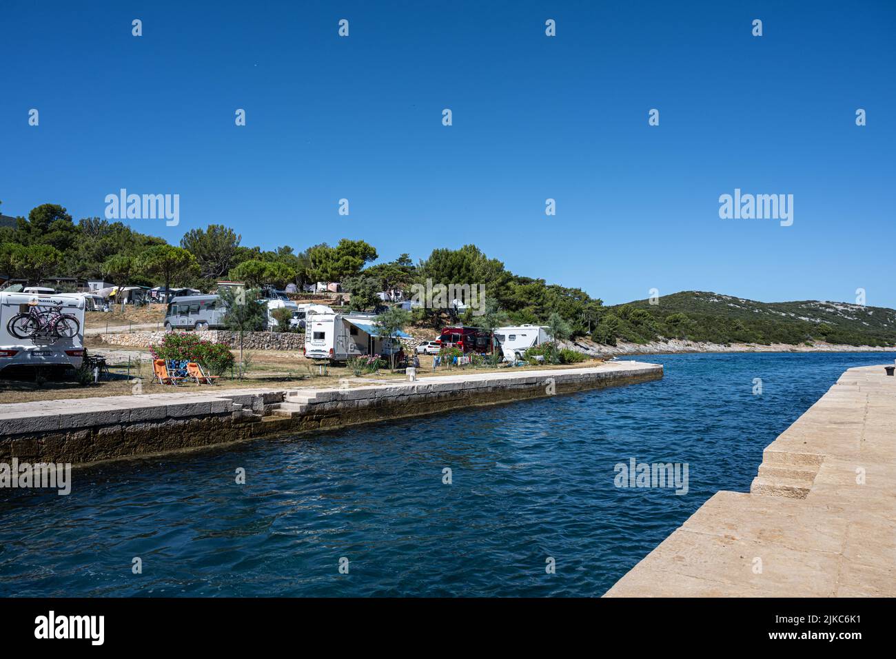 Photo du canal séparant les îles de Cres et Losinj. OSOR, île de Cres, mer Adriatique, Croatie Banque D'Images