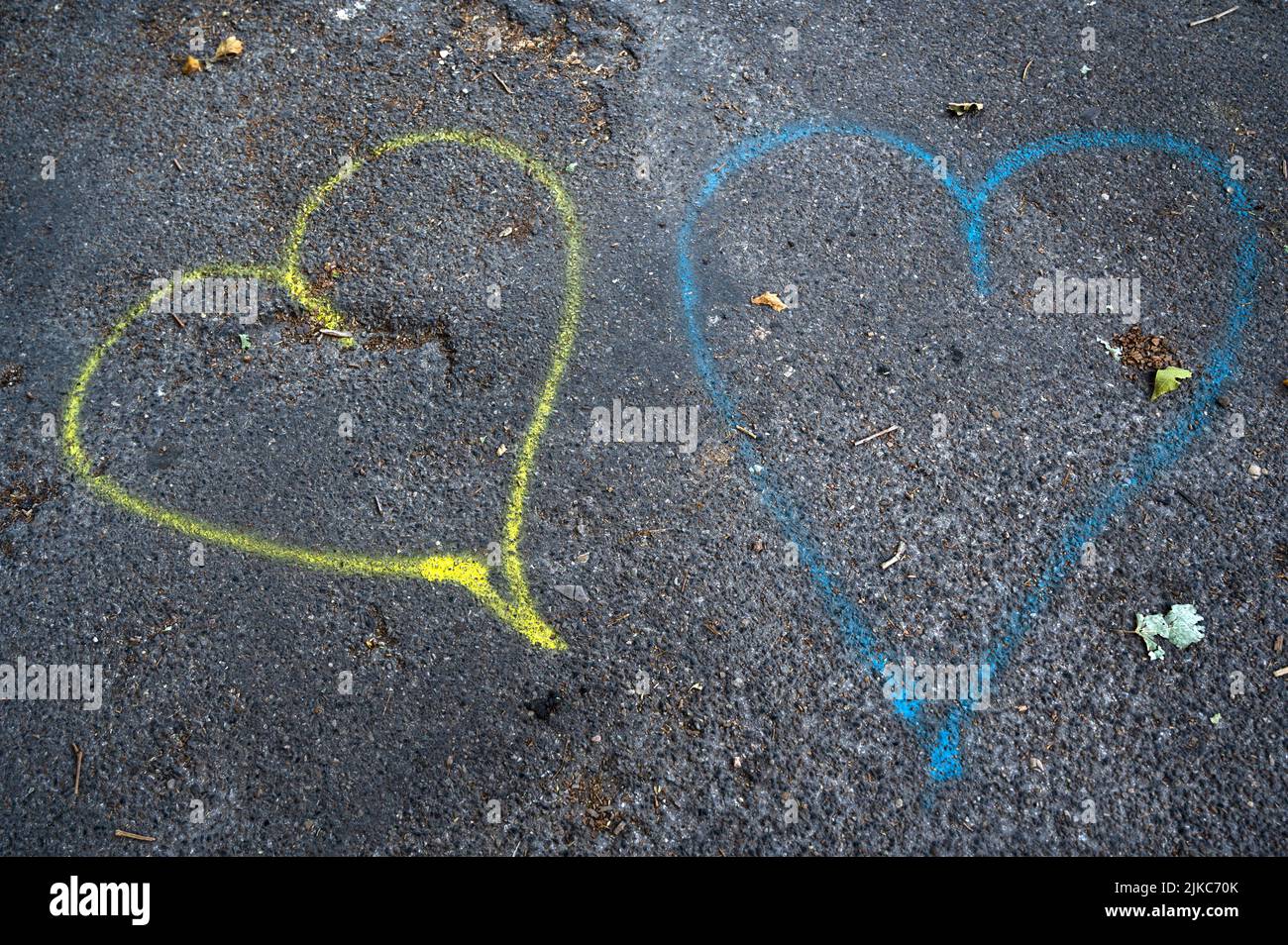 Arles, France. Lovehearts jaune et bleu, dessinés dans la craie montrant l'amour pour l'Ukraine Banque D'Images