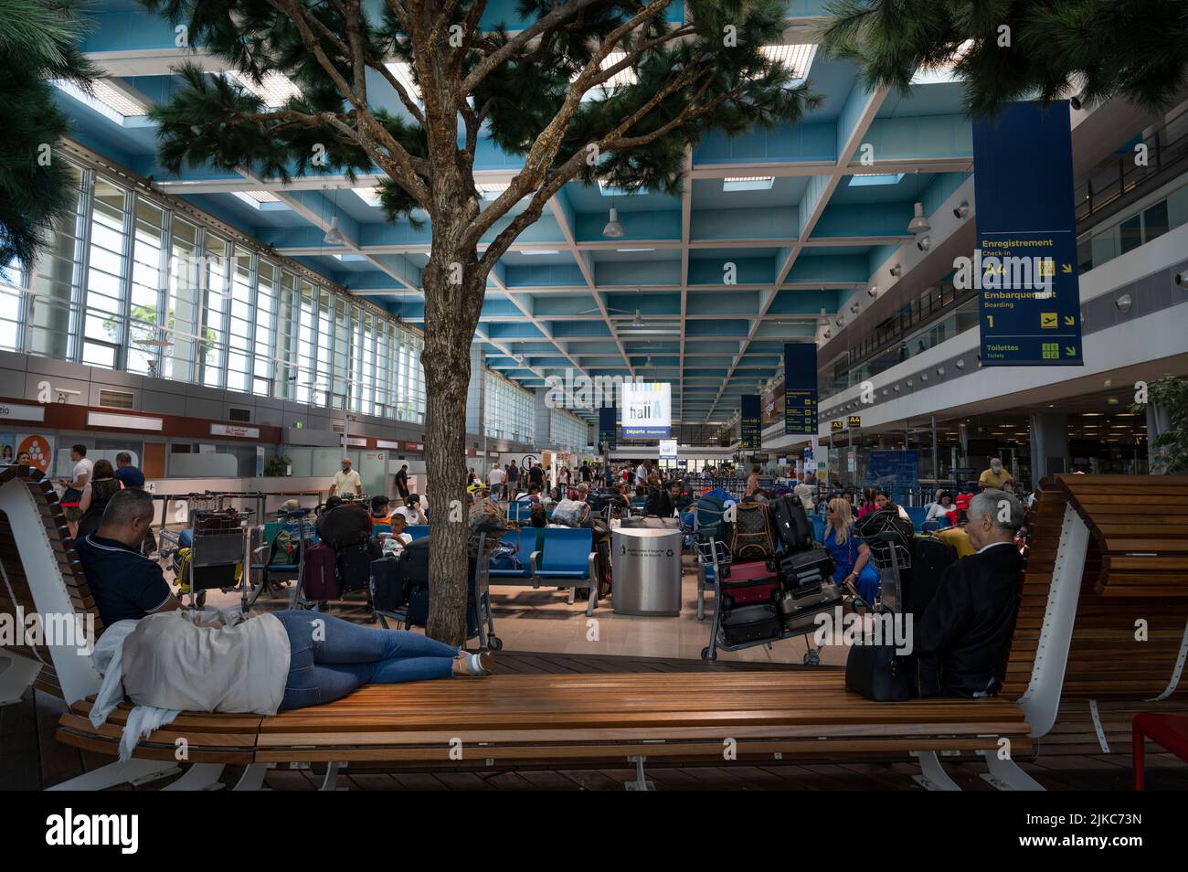 Aéroport de Marseille, France. Les passagers attendent leurs vols. Borne 1. Banque D'Images