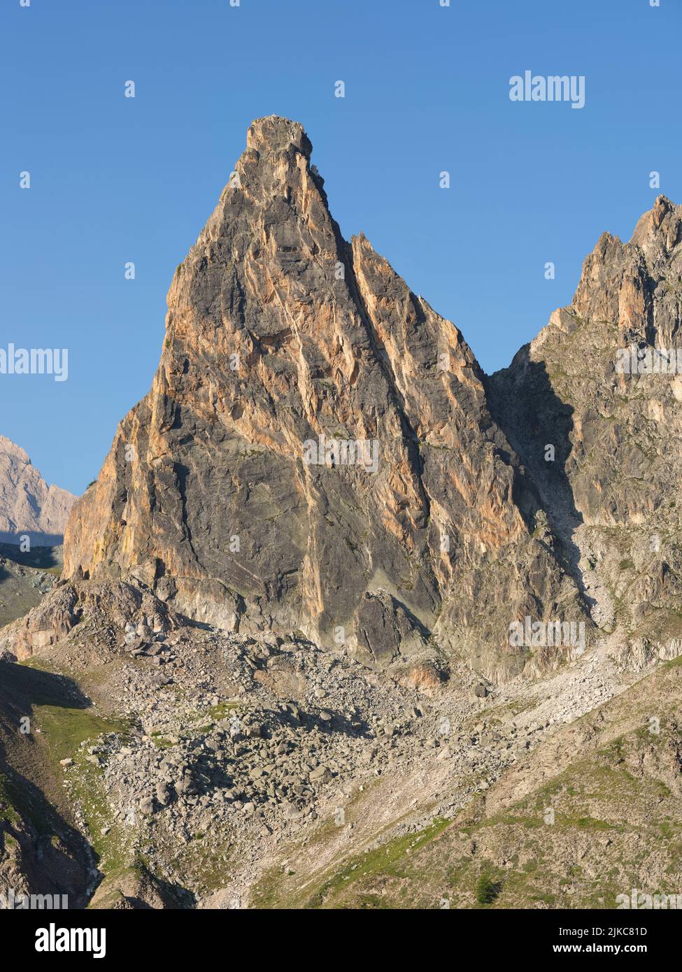 VUE AÉRIENNE. Aiguille Pierre-André. Saint-Paul-sur-Ubaye, Provence-Alpes-Côte d'Azur, France. Banque D'Images