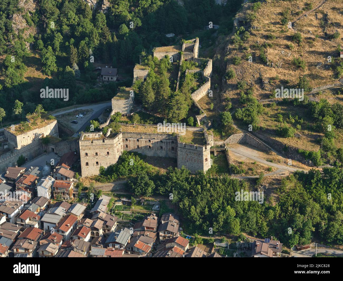 VUE AÉRIENNE. La forteresse de Vinadio donne sur la ville médiévale. Vallée de Stura di demonte, province de Cuneo, Piémont, Italie. Banque D'Images