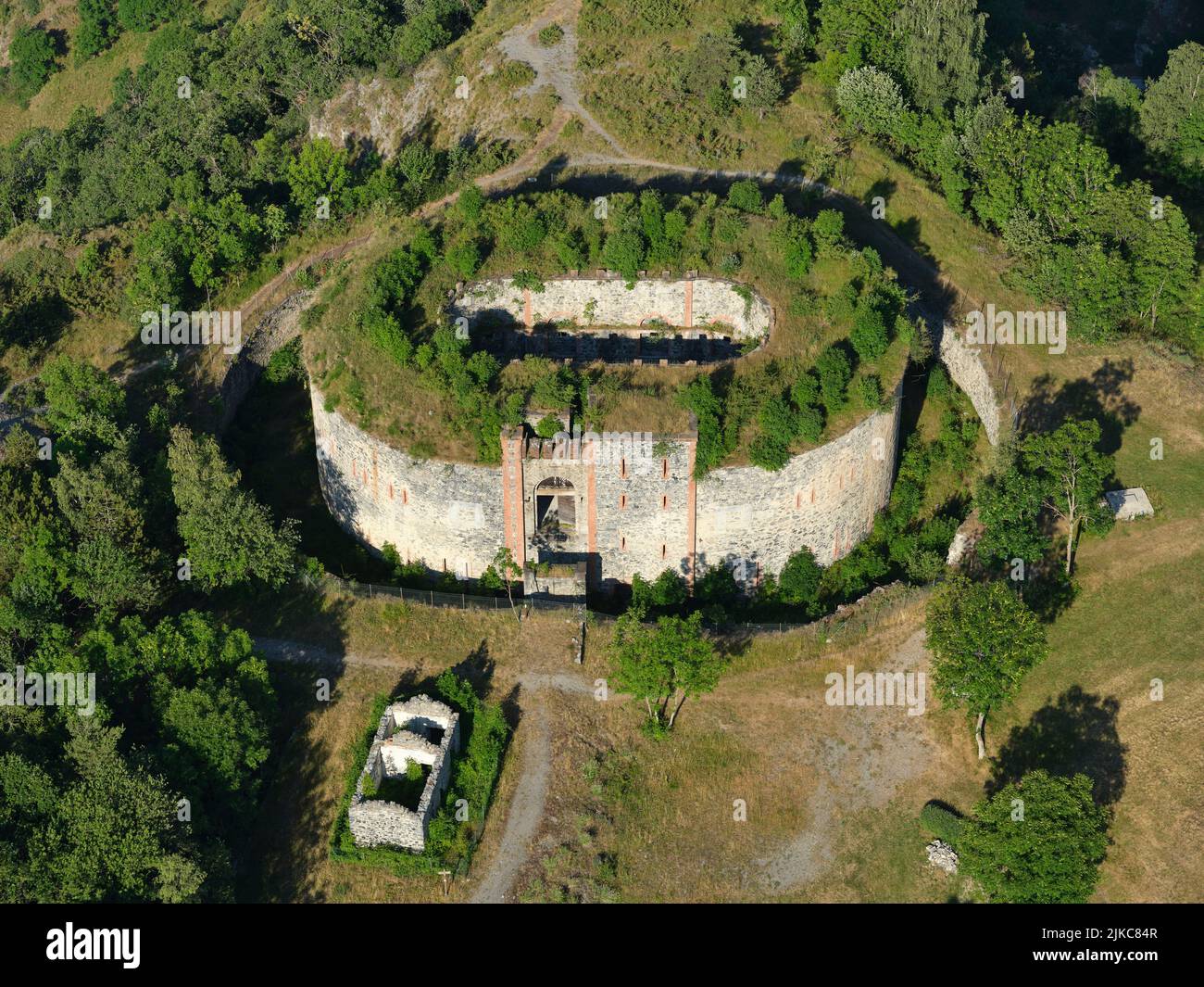 VUE AÉRIENNE. Fort Neghino sur un emplacement au-dessus de la vallée de Stura di Demonte. Vinadio, province de Cuneo, Piémont, Italie. Banque D'Images