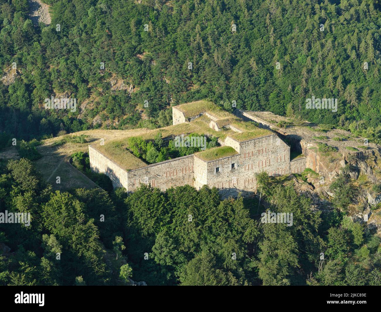 VUE AÉRIENNE. Serziera batterie perchée au-dessus de la vallée de Stura di demonte. Vinadio, province de Cuneo, Piémont, Italie. Banque D'Images