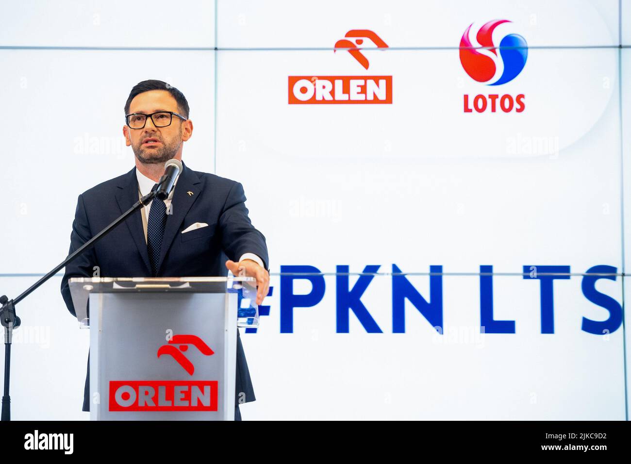 Gdansk, Pologne, 01/08/2022, le Président du PKN Orlen Daniel Obajtek a vu s'exprimer devant la foule lors de la conférence de presse sur la fusion du PKN Orlen et de Lotos. La fusion de PKN Orlen et de Grupa Lotos a été réalisée en transférant à la société acquérante tous les actifs de Grupa Lotos, y compris tous les droits et obligations (actifs et passifs) de Grupa Lotos - la société acquise, Tout en augmentant le capital de la société en émettant des actions de fusion qui seront émises aux actionnaires de Grupa Lotos. Dans le cadre de la fusion, le capital social de PKN Orlen a été augmenté de PLN Banque D'Images