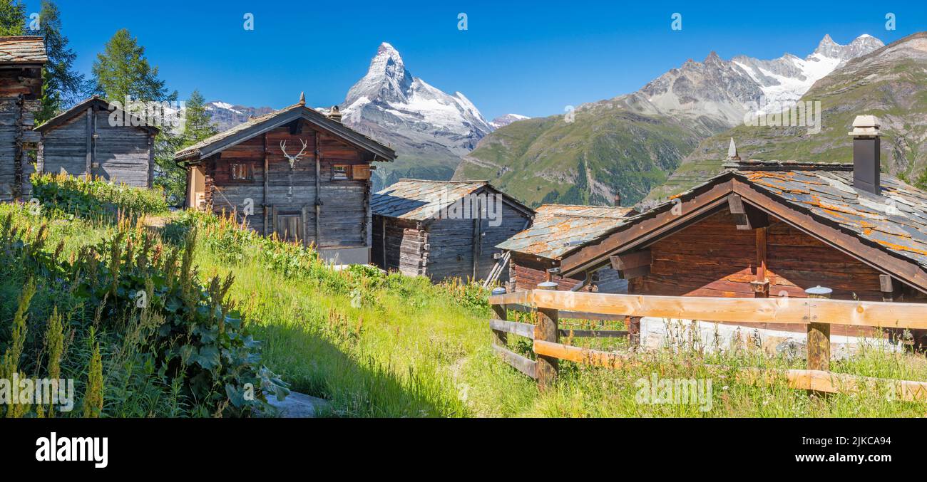 Le panorama des alpes suisses de walliser avec le sommet du Cervin avec les chalets typiques. Banque D'Images