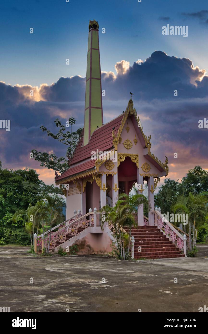 Crématorium d'un temple de village bouddhiste à Phetchabun, en Thaïlande, sous un ciel spectaculaire. Banque D'Images
