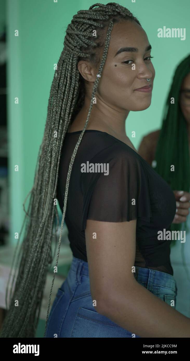 Une fille noire de latina avec boîte de tresses coiffure Photo Stock - Alamy