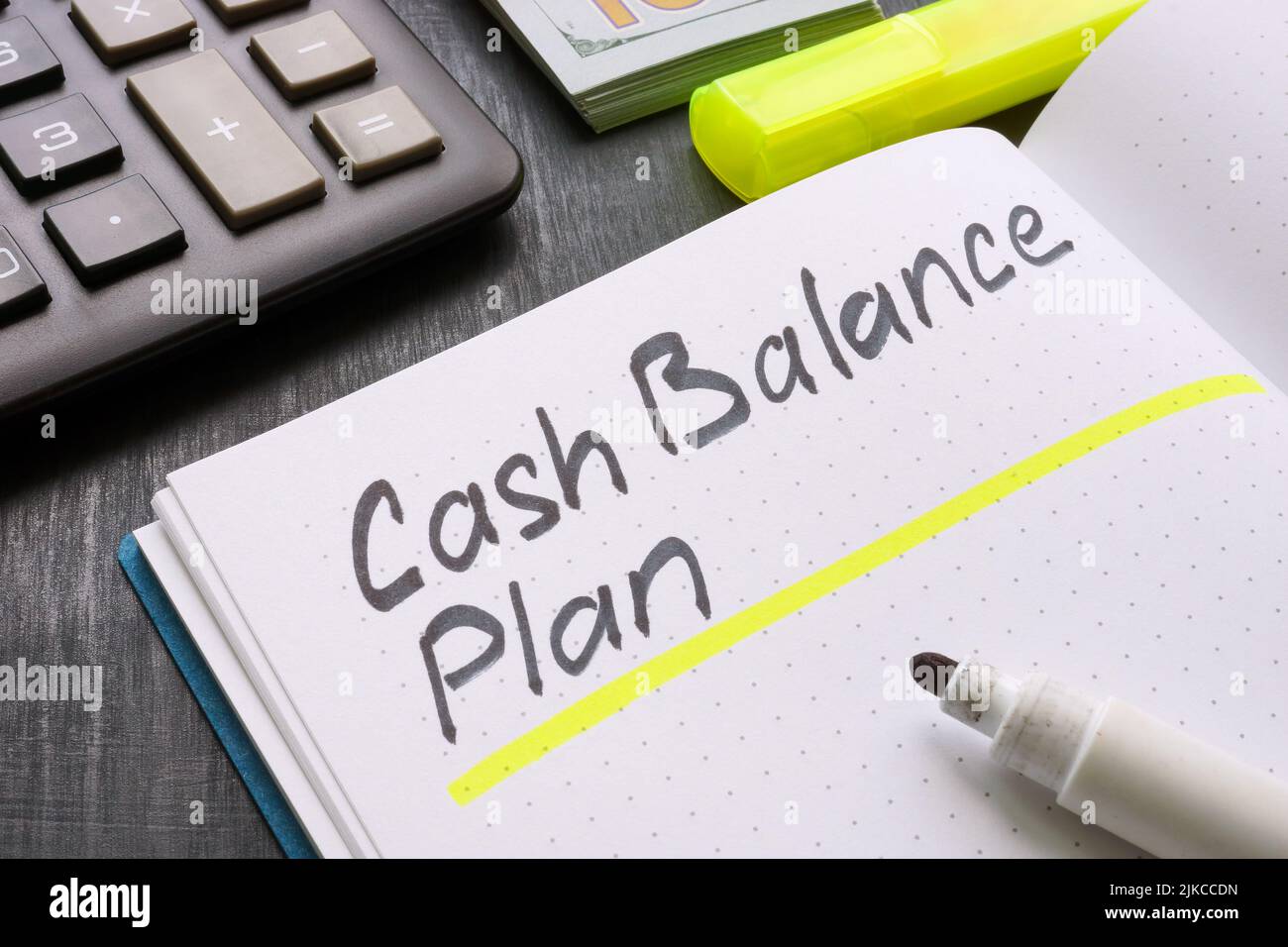Bloc-notes avec plan de solde de caisse et calculatrice. Banque D'Images