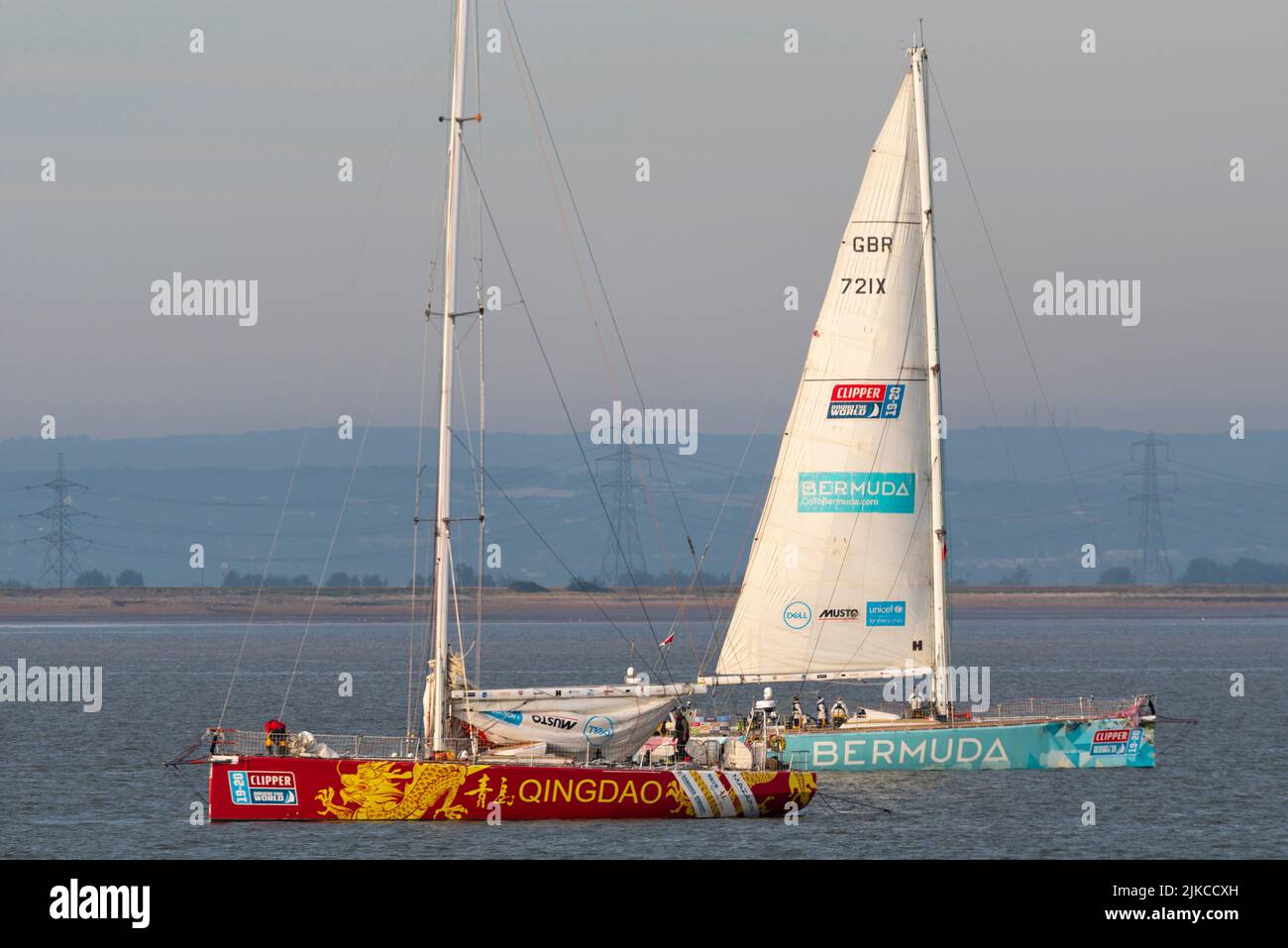 Qingdao et les Bermudes font équipe avec des yachts au large de Southend Pier, dans l'estuaire de la Tamise, après avoir terminé la course de bateaux Clipper Round the World Banque D'Images