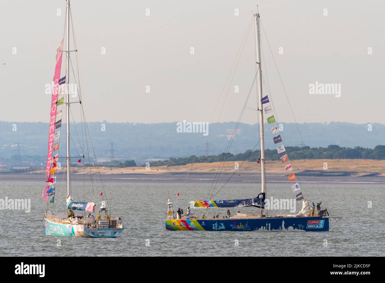 Les Bermudes et Zhuhai font équipe avec des yachts au large de Southend Pier, dans l'estuaire de la Tamise, après avoir terminé la course de bateaux Clipper Round the World Banque D'Images