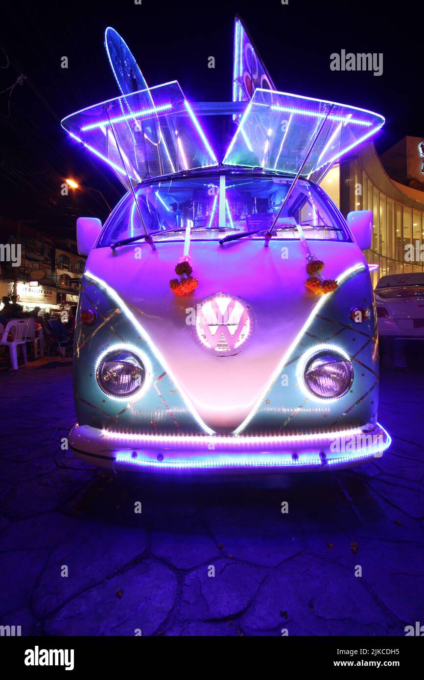 Un cliché vertical d'un bus Volkswagen converti en un bar, décoré de néons en Thaïlande Banque D'Images