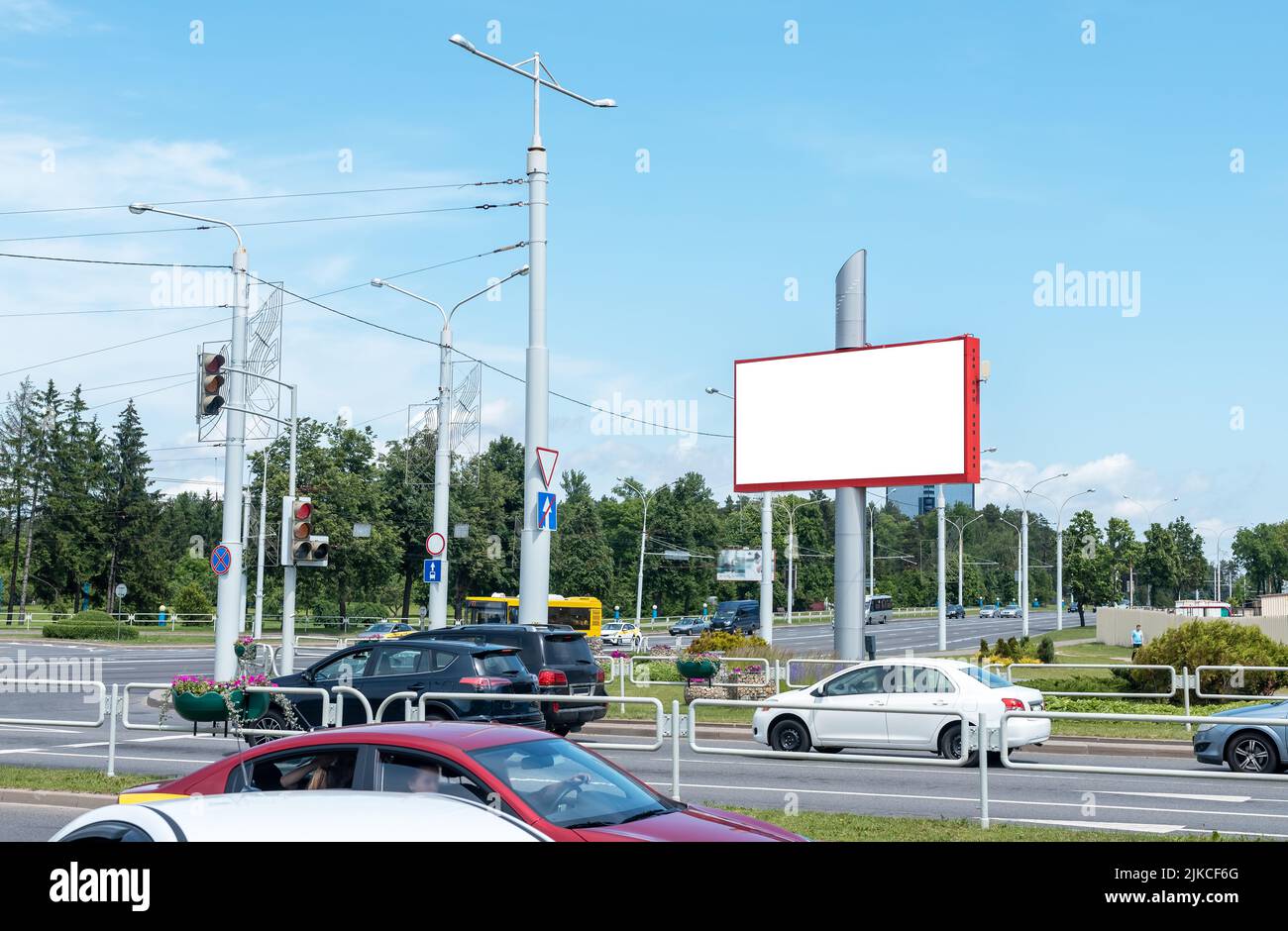 Grand panneau d'affichage le long de l'autoroute de la ville. Circulation dense dans le centre-ville. Marque, produit, service, publicité commerciale. Photo de haute qualité Banque D'Images