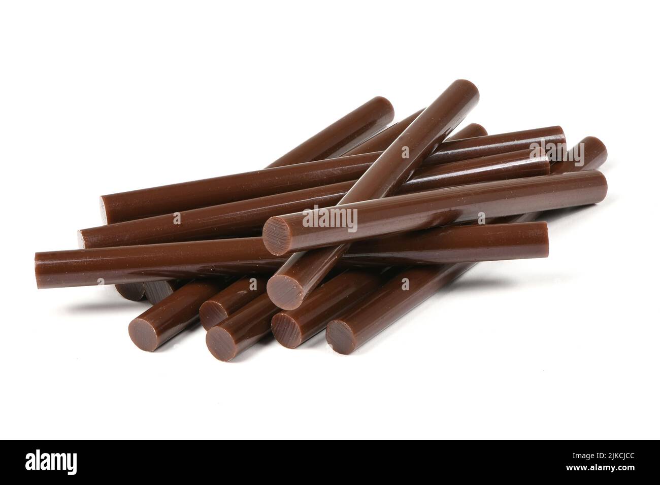 Tiges en silicone marron pour pistolet à colle isolé sur blanc. Photo haute résolution. Profondeur de champ complète. Banque D'Images