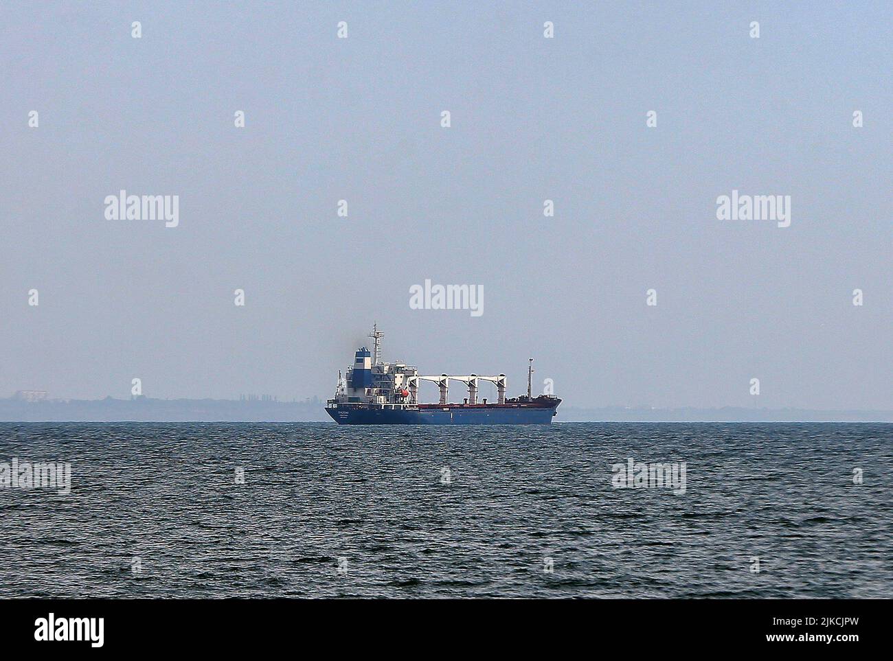 Le cargo RAZONI, battant pavillon Sierra-léonais, chargé de 26 000 tonnes de maïs ukrainien quitte le port ukrainien d'Odesa pour se rendre au port de Tripoli au Liban après avoir relancé l'exportation de céréales, à Odesa. Sur le 22 juillet, un accord a été signé sur l'exportation de céréales et d'autres denrées alimentaires des ports de l'Ukraine à la suite d'une réunion quadrilatérale de l'Ukraine, de la Turquie, de l'ONU et de la Russie à Istanbul, comme l'ont indiqué les médias. (Photo de Pavlo Gonchar / SOPA Images / Sipa USA) Banque D'Images