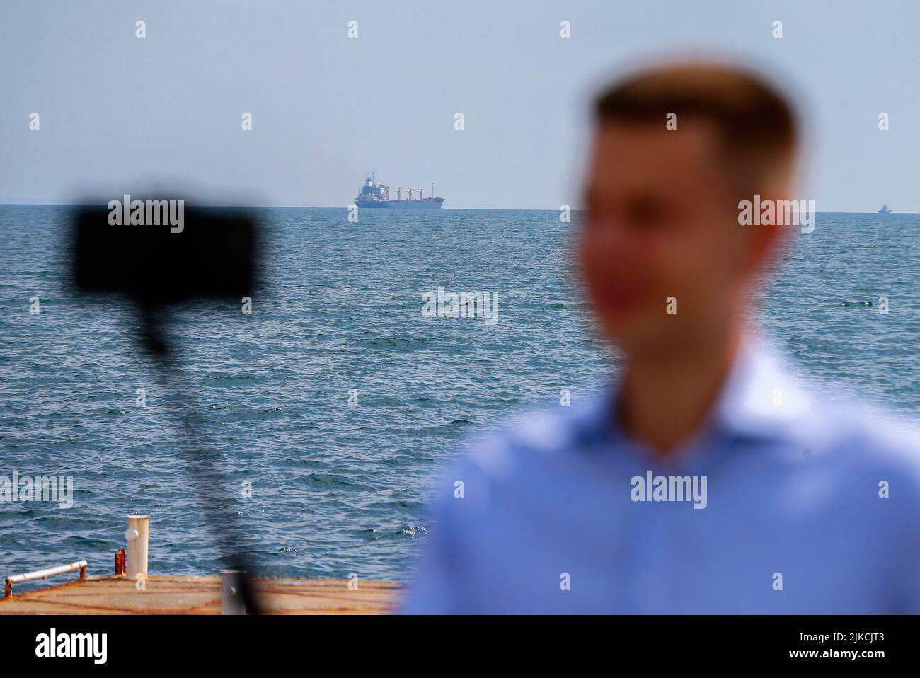 Odesa, Ukraine. 01st août 2022. Un homme prend un selfie devant le navire de fret RAZONI, battant pavillon Sierra-léonais, chargé de 26 000 tonnes de maïs ukrainien alors qu'il quitte le port ukrainien d'Odesa pour se rendre au port de Tripoli, au Liban, après avoir relancé l'exportation de céréales, à Odesa. Sur le 22 juillet, un accord a été signé sur l'exportation de céréales et d'autres denrées alimentaires des ports de l'Ukraine à la suite d'une réunion quadrilatérale de l'Ukraine, de la Turquie, de l'ONU et de la Russie à Istanbul, comme l'ont indiqué les médias. (Photo de Pavlo Gonchar/SOPA Images/Sipa USA) crédit: SIPA USA/Alay Live News Banque D'Images