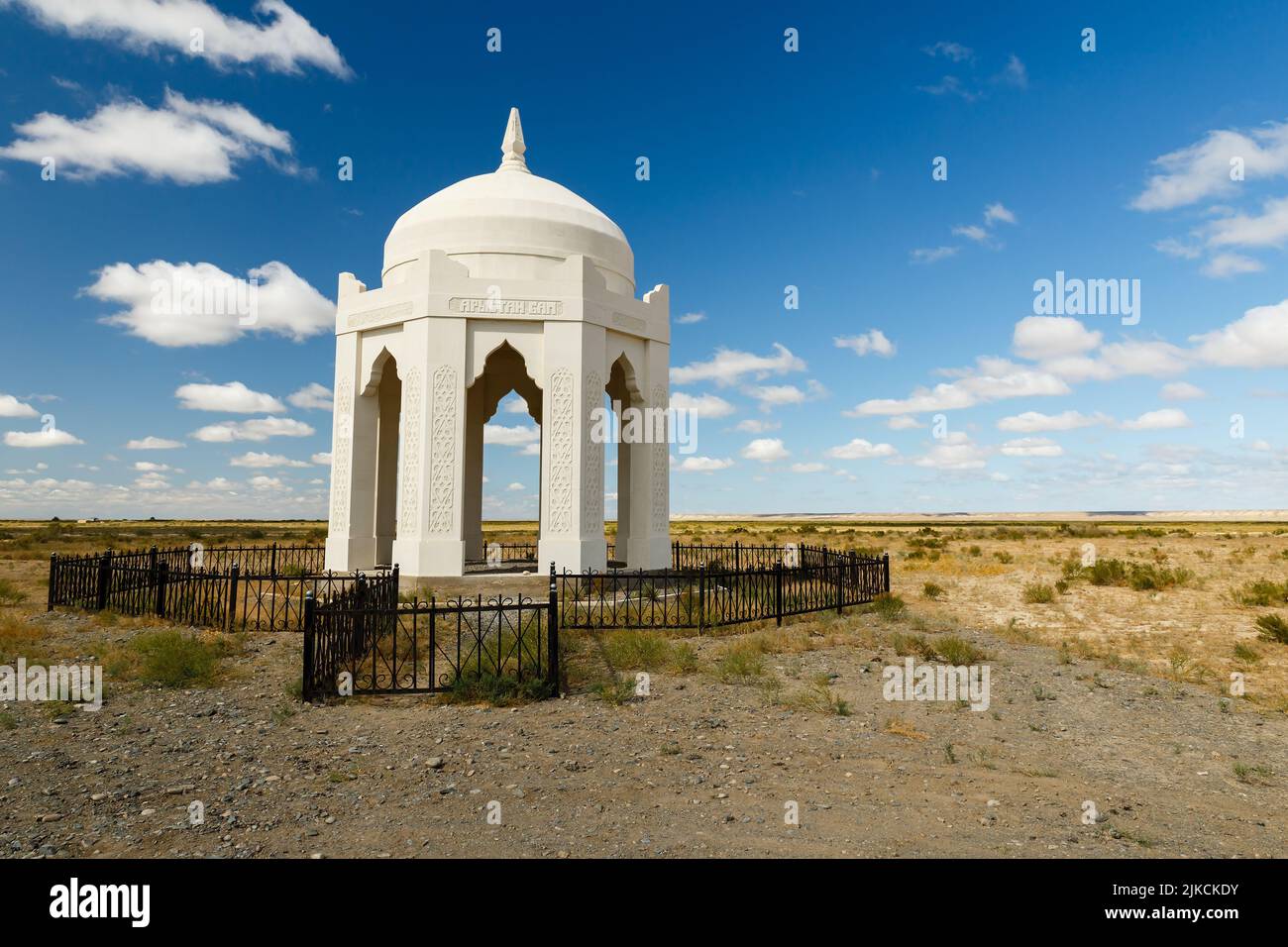 District de Kazaly, région de Kyzylorda, Kazakhstan - 31 août 2019 : complexe commémoratif de pierre blanche dans la steppe. bap d'Arystan Banque D'Images
