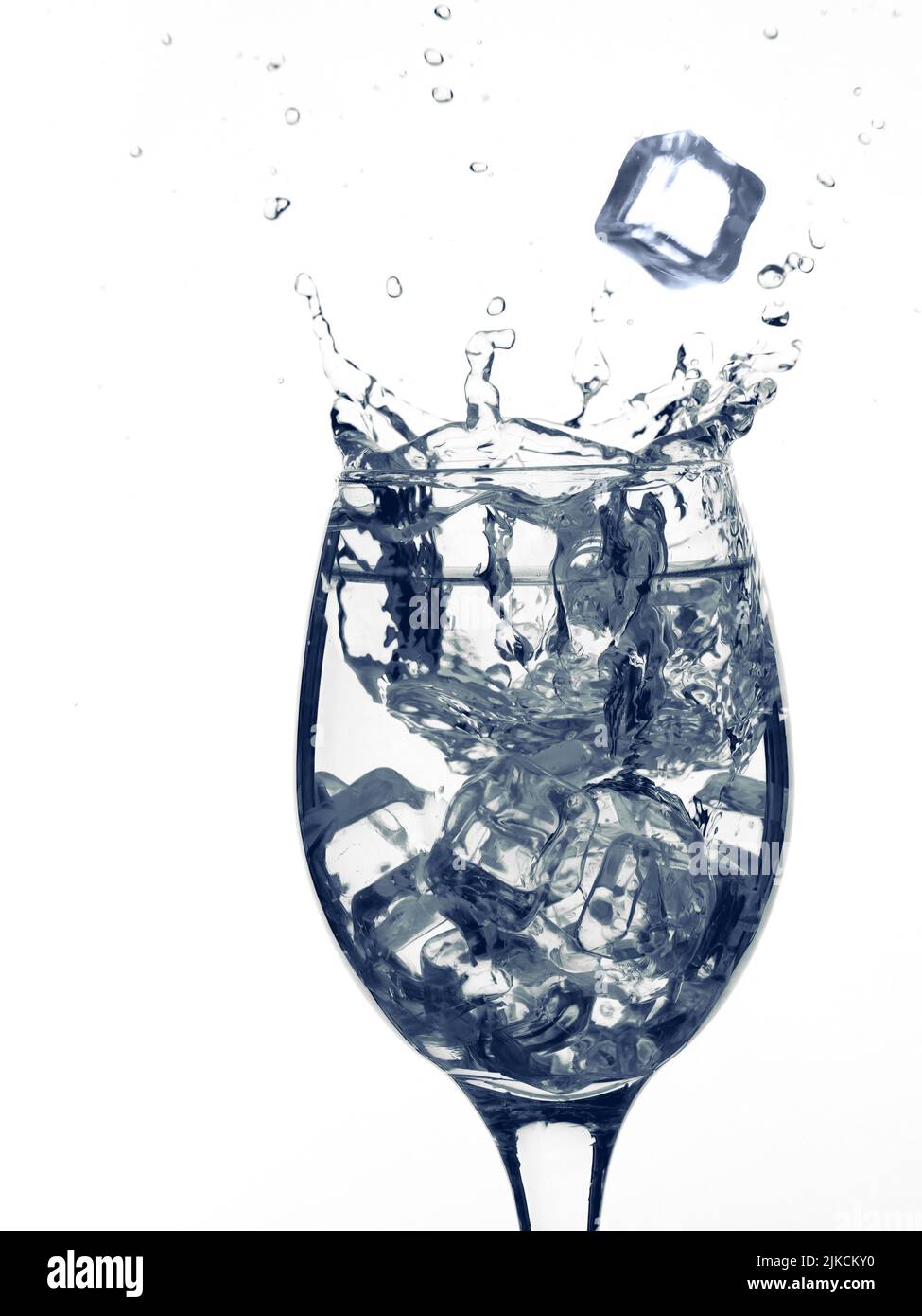 Verre de boisson transparente ou d'eau avec éclaboussures de glaçons. Isolé sur fond blanc Banque D'Images
