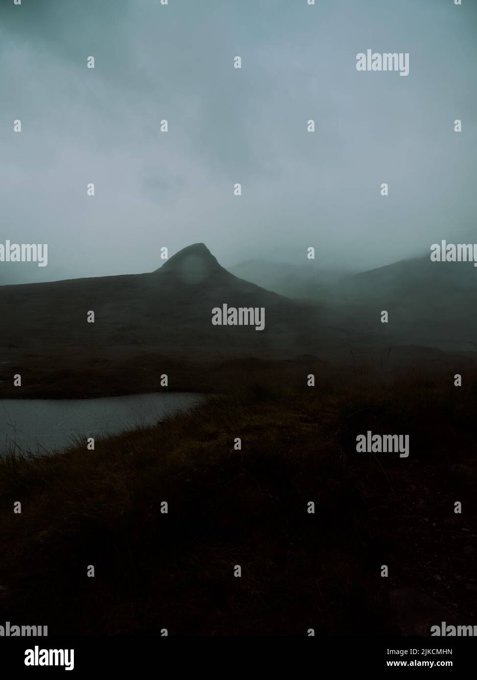 Un paysage sombre et nuageux de montagne et de loch dans les West Highlands of Scotland Royaume-Uni - paysage sombre et sombre Banque D'Images