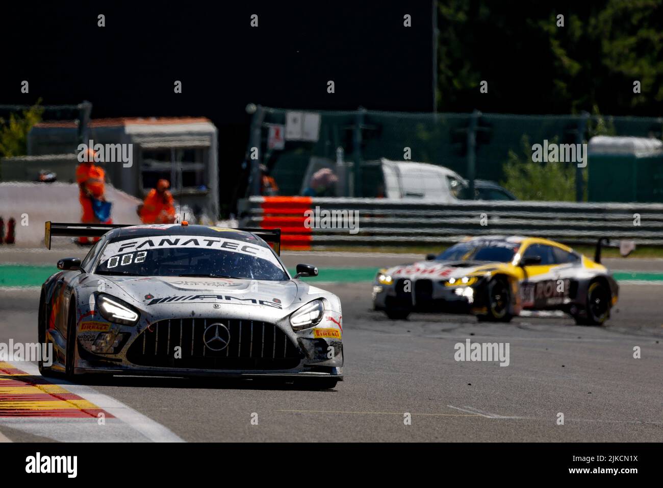 88 AMG Team AKKODIS ASP, Mercedes-AMG GT3 de Raffaele MARCIELLO, Daniel JUNCADELLA, Jules GOUNON, en action avec 98 Rowe Racing, BMW M4 GT3 d'Augusto FARFUS, Nicholas YELLOLY, Nicky CATSBURG, en action pendant les 24 heures de Spa 2022, 7th tour du défi mondial 2022 de Fanatec GT Europe Powered by AWS, de 27 juillet à 31, 2021 sur le circuit de Spa-Francorchamps, à Stavelot, Belgique - photo: Paul Vaicle / DPPI/DPPI/LiveMedia Banque D'Images