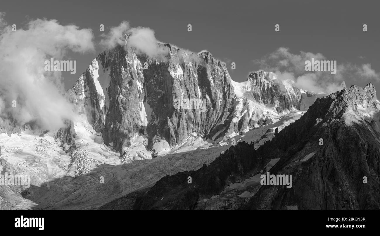 Le Grand Jorasses culminer dans la lumière du soir. Banque D'Images