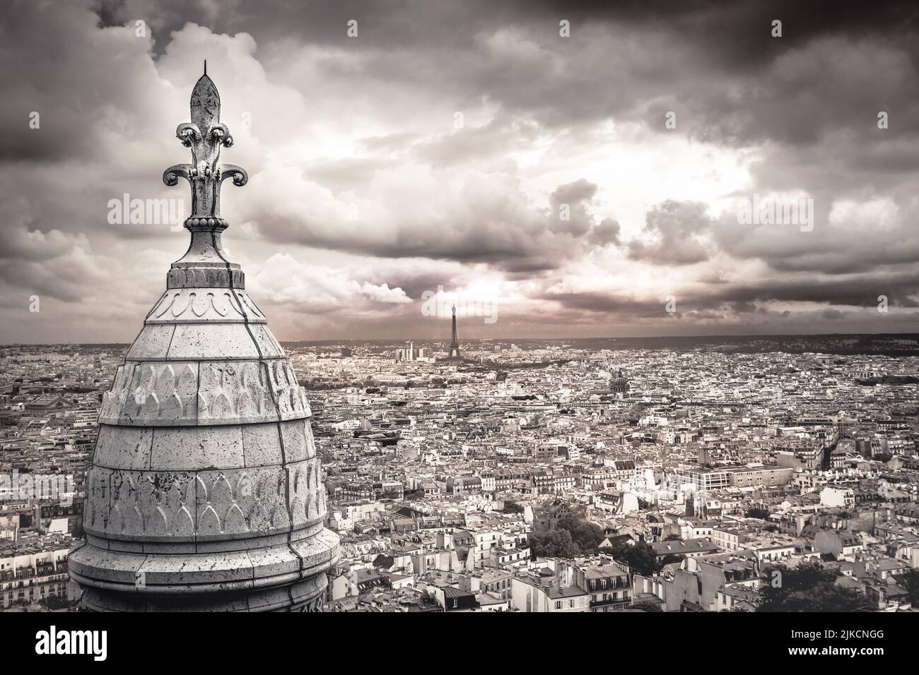 Au-dessus de Paris depuis la tour du Sacré-cœur à Montmartre, avec un ciel spectaculaire, en France Banque D'Images