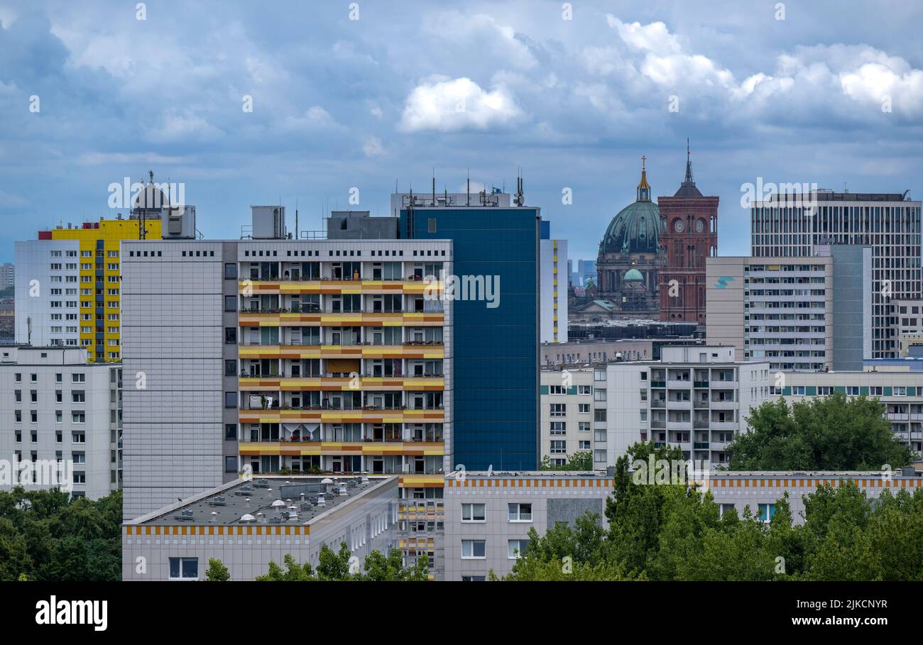 Berlin, Allemagne. 01st août 2022. Vue depuis un bâtiment de grande hauteur jusqu'aux bâtiments résidentiels de l'est de Berlin. Credit: Monika Skolimowska/dpa/Alay Live News Banque D'Images