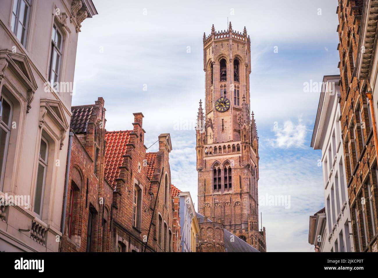 Tour beffroi et architecture flamande à Bruges par beau temps, Belgique Banque D'Images