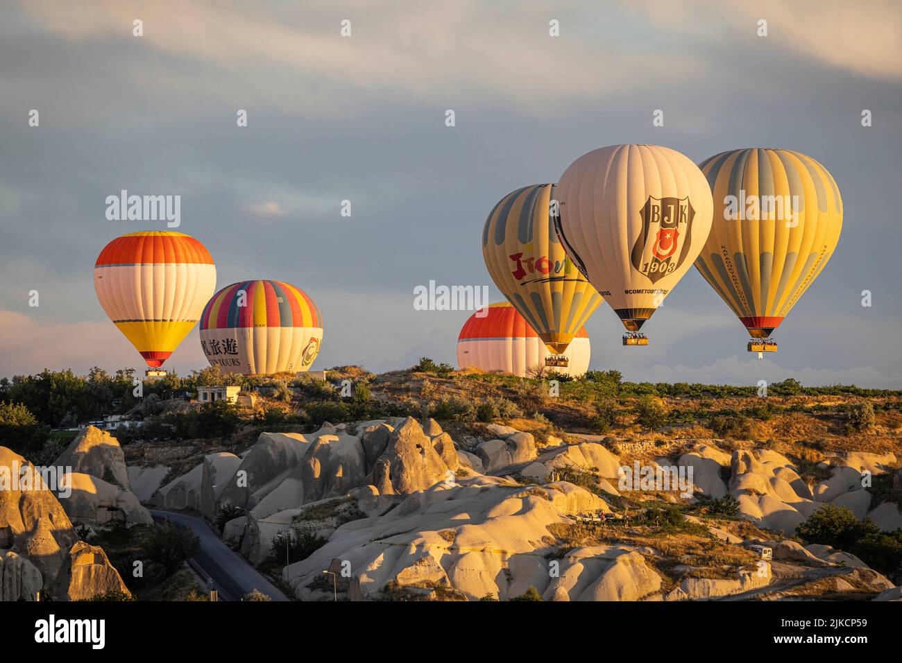 GÖREME/TURQUIE - 27 juin 2022 : ballons à air chaud survolant les collines de göreme. Banque D'Images