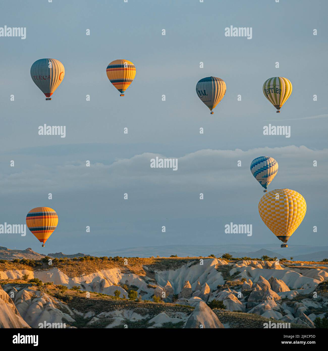 GÖREME/TURQUIE - 27 juin 2022 : ballons à air chaud volant sur les collines Banque D'Images